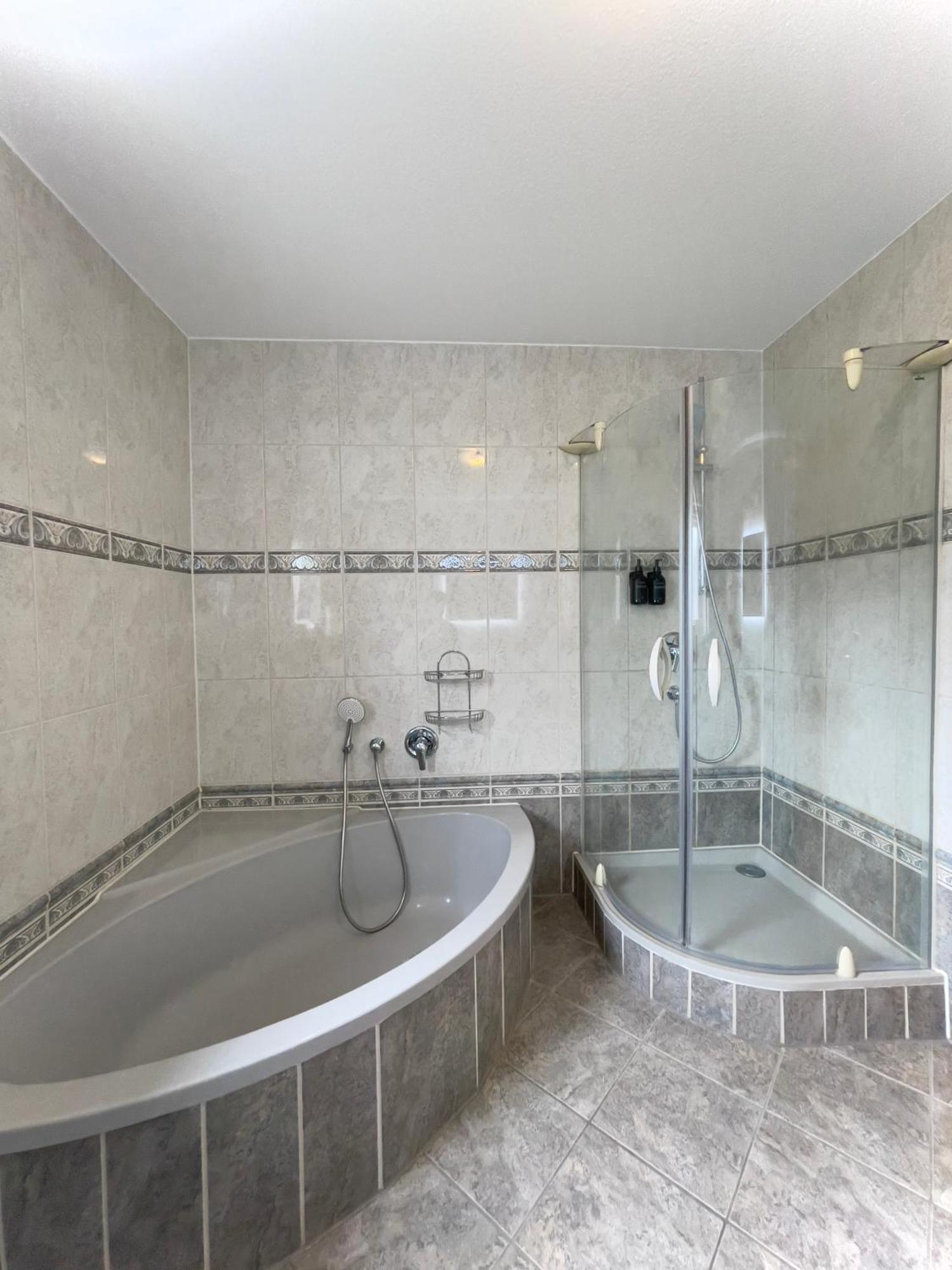 110Qm - 4 Zimmer - Privat Parkplatz - Zentral - Balkon - Mallibase Apartments Kassel Buitenkant foto