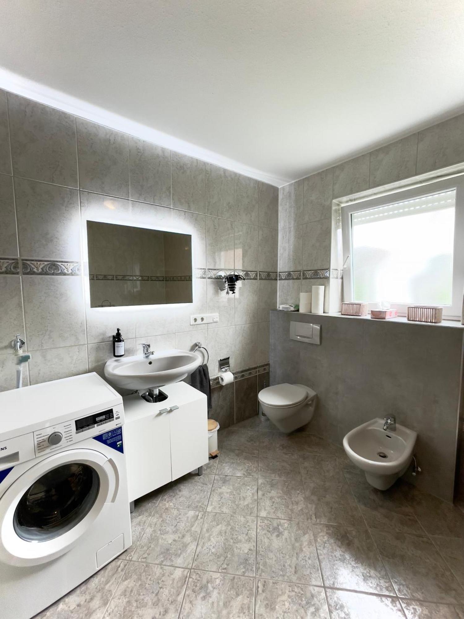 110Qm - 4 Zimmer - Privat Parkplatz - Zentral - Balkon - Mallibase Apartments Kassel Buitenkant foto